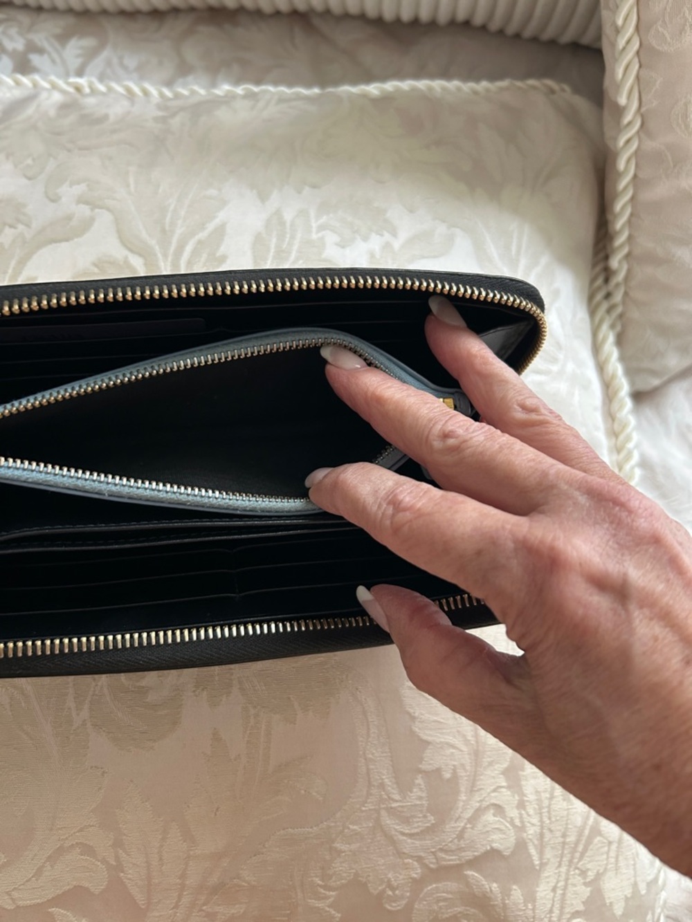 7013. Authentic Prada Black Leather Zip Wallet w/Turquoise Logo Detail & COA. - Picture 8 of 10